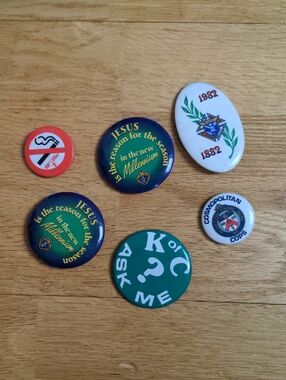 Assorted Vintage Pinback Buttons(lot of 6)